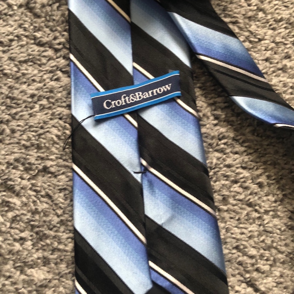 Croft & Barrow Men’s Blue Black Striped Tie - Picture 2 of 3